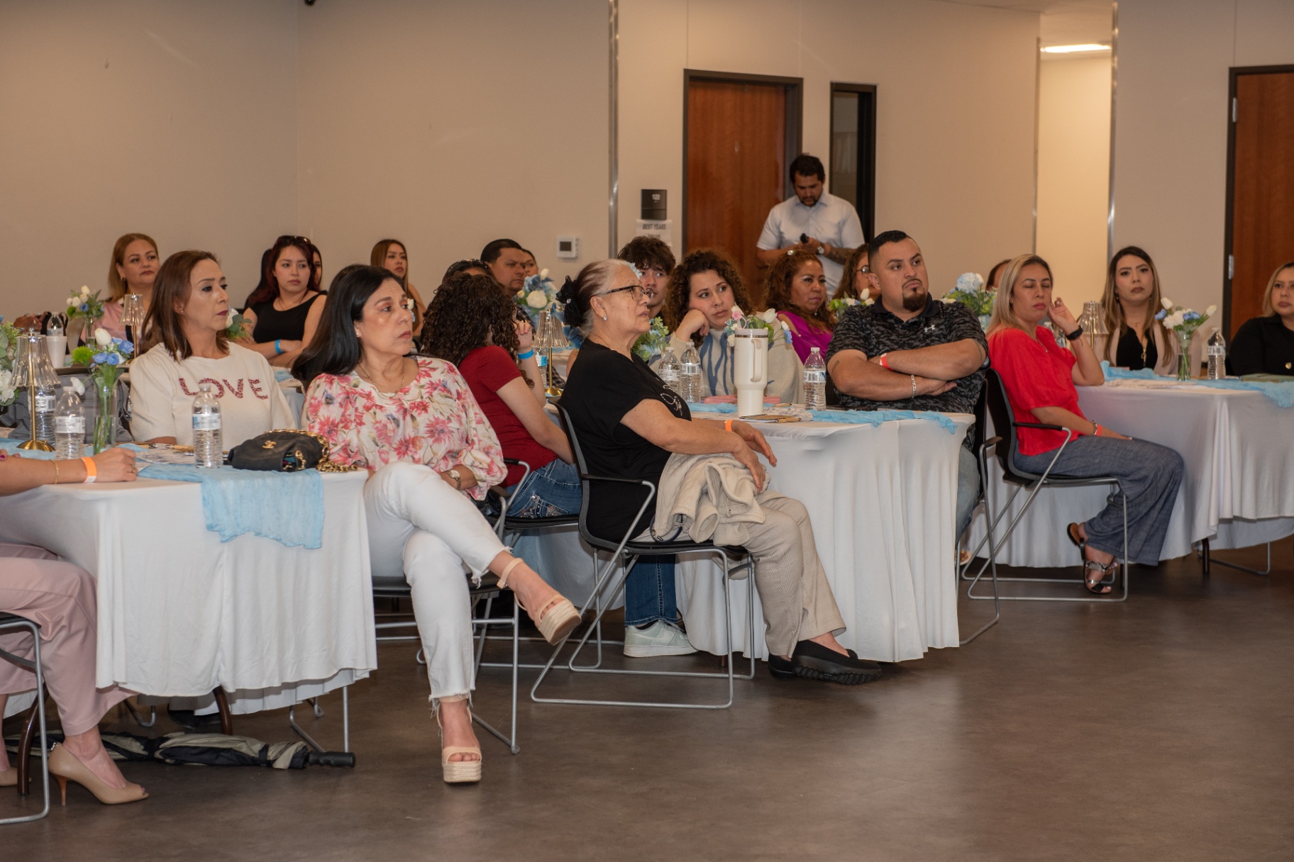 Asistentes escuchando atentas durante el taller